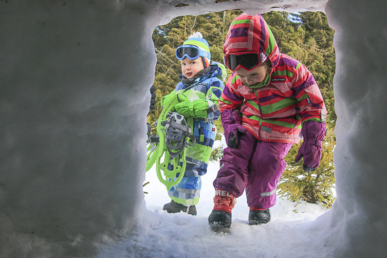 enfants en tenue de neige en activité chiens de traîneau en laponie suédoise rentrent dans un igloo