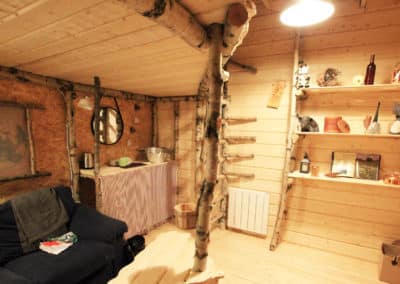 vue intérieure d'un chalet individuel de notre camp à Älgbäck en Laponie suédoise