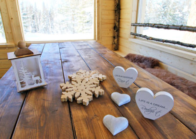 La grande table du chalet commun de notre camp à Älgbäck en Laponie suédoise