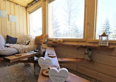 l'intérieur du grand chalet : le slon qui offre une vue sur la nature à l'extérieure, à Älgbäck en Laponie suédoise