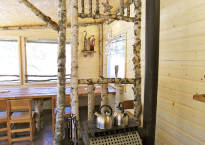 vue intérieur du bâtiment commun à Älgbäck en Laponie suédoise : la grande table et le poêle à bois
