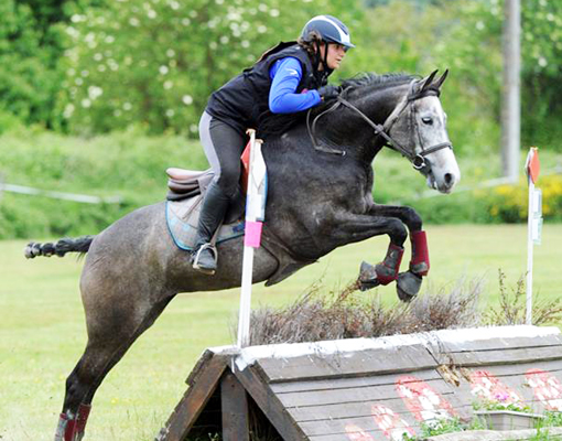 Aurélie saute un obstacle avant le départ en randonnée équestre en Laponie
