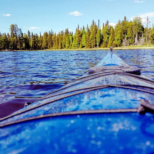 Le raid canoë sur la rivière, un des temps forts de notre séjour multi activités en Laponie