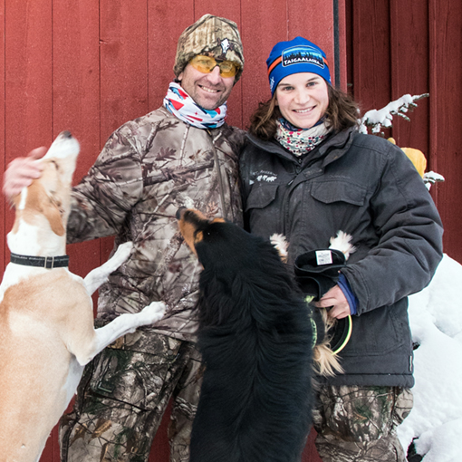Rémy et Aurélie devant leur base avant le départ pour en raid chien de traîneau Laponie