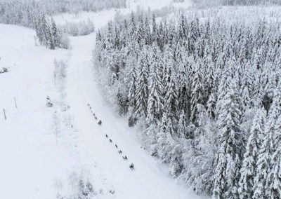 Les attelages de chien de traîneau en Laponie suédoise vus du ciel